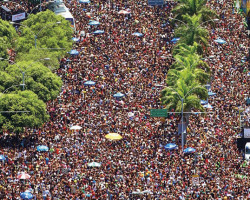 Cordão da Bola Preta arrasta mais de 1 milhão de pessoas no centro do Rio