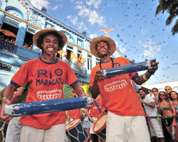 Rio Maracatu e Orquestra Voadora no pré-carnaval do Bola Preta!